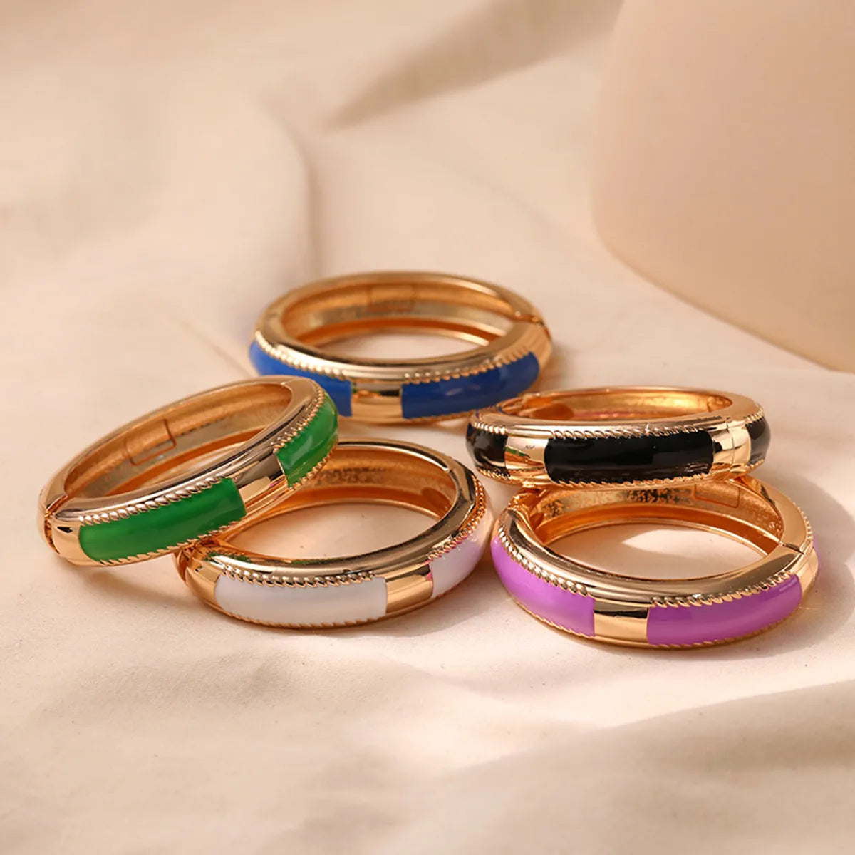 bridal bangles for women-Retro Solid Color Alloy Enamel Women's Bangle