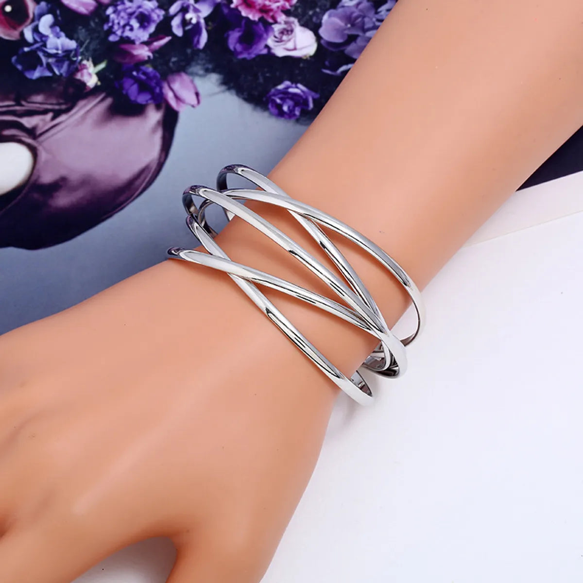 diamond bracelets for women-Retro Simple Style Solid Color Iron Women's Bangle